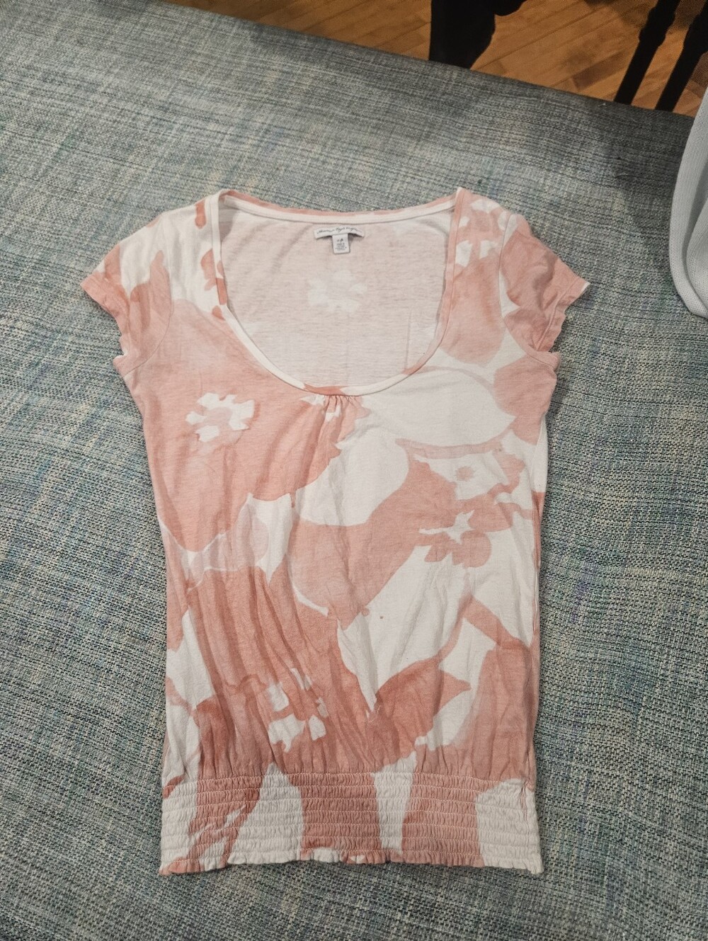 Y2K American Eagle Outfitters Peach and White Floral Scoop-Neck Tee *Small Stain
